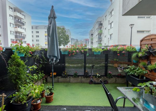 REZERVOVANÉ! Na  PREDAJ 2 izbový byt s predzáhradkou a balkónom, garážovým státím v novostavbe TAMMI, Pri Hrubej lúke, Dúbravka, Bratislava