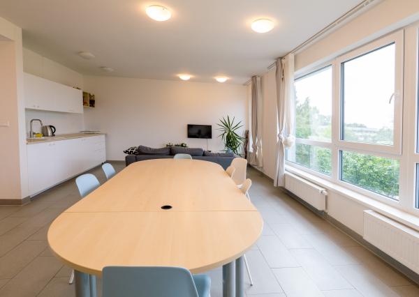 REZERVOVANÉ! Na  PREDAJ 2 izbový byt s predzáhradkou a balkónom, garážovým státím v novostavbe TAMMI, Pri Hrubej lúke, Dúbravka, Bratislava