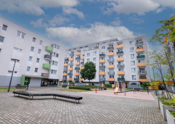 REZERVOVANÉ! Na  PREDAJ 2 izbový byt s predzáhradkou a balkónom, garážovým státím v novostavbe TAMMI, Pri Hrubej lúke, Dúbravka, Bratislava