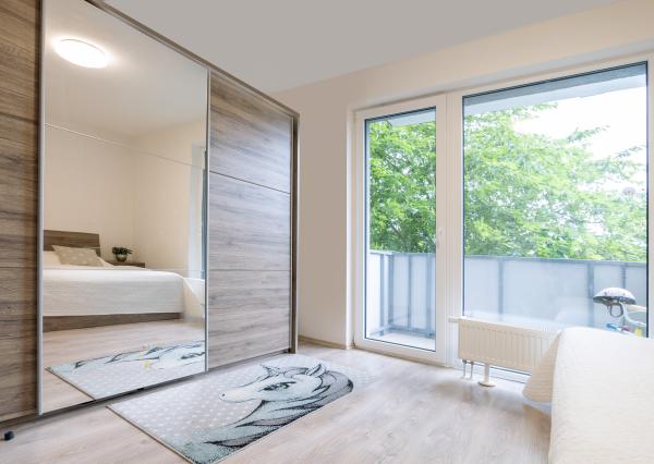 REZERVOVANÉ! Na  PREDAJ 2 izbový byt s predzáhradkou a balkónom, garážovým státím v novostavbe TAMMI, Pri Hrubej lúke, Dúbravka, Bratislava