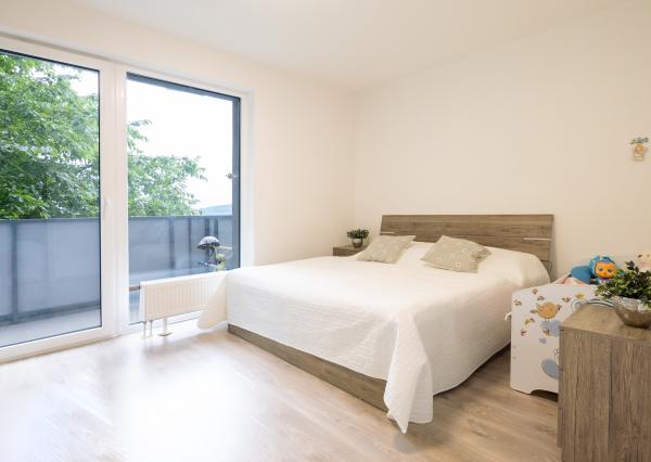 REZERVOVANÉ! Na  PREDAJ 2 izbový byt s predzáhradkou a balkónom, garážovým státím v novostavbe TAMMI, Pri Hrubej lúke, Dúbravka, Bratislava