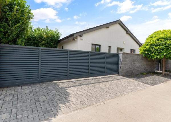 SENEC – NA PREDAJ samostatne stojací, 4-izbový RD s bazénom s plne automatickým ovládaním a tepelným čerpadlom, alarmom, kamerovým systémom, prípravou na krb.