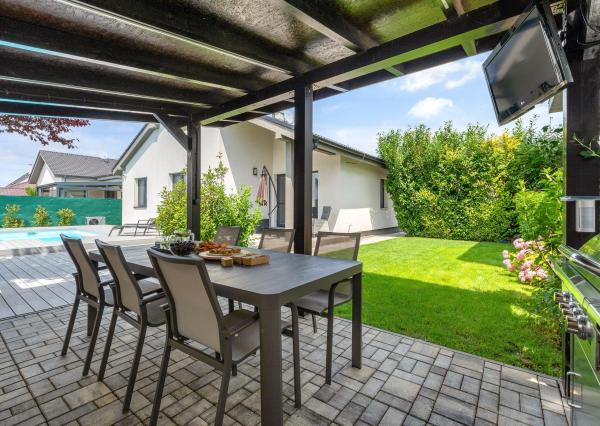 SENEC – NA PREDAJ samostatne stojací, 4-izbový RD s bazénom s plne automatickým ovládaním a tepelným čerpadlom, alarmom, kamerovým systémom, prípravou na krb.