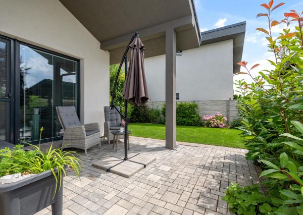 SENEC – NA PREDAJ samostatne stojací, 4-izbový RD s bazénom s plne automatickým ovládaním a tepelným čerpadlom, alarmom, kamerovým systémom, prípravou na krb.