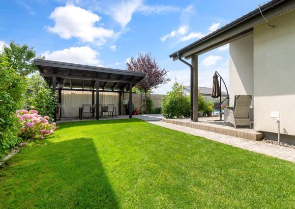 SENEC – NA PREDAJ samostatne stojací, 4-izbový RD s bazénom s plne automatickým ovládaním a tepelným čerpadlom, alarmom, kamerovým systémom, prípravou na krb.