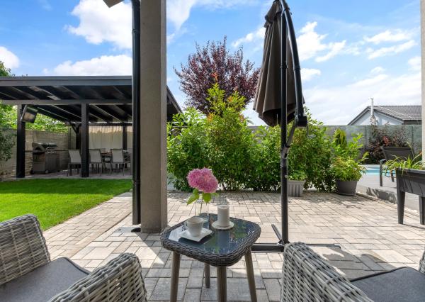 SENEC – NA PREDAJ samostatne stojací, 4-izbový RD s bazénom s plne automatickým ovládaním a tepelným čerpadlom, alarmom, kamerovým systémom, prípravou na krb.