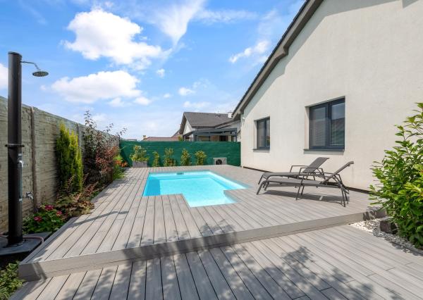 SENEC – NA PREDAJ samostatne stojací, 4-izbový RD s bazénom s plne automatickým ovládaním a tepelným čerpadlom, alarmom, kamerovým systémom, prípravou na krb.