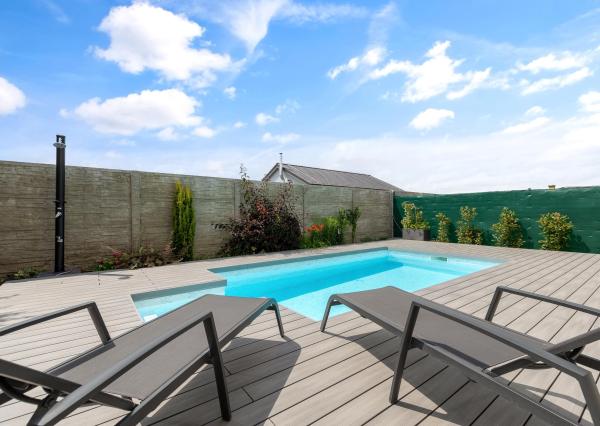 SENEC – NA PREDAJ samostatne stojací, 4-izbový RD s bazénom s plne automatickým ovládaním a tepelným čerpadlom, alarmom, kamerovým systémom, prípravou na krb.