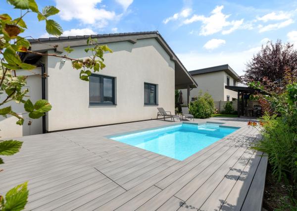 SENEC – NA PREDAJ samostatne stojací, 4-izbový RD s bazénom s plne automatickým ovládaním a tepelným čerpadlom, alarmom, kamerovým systémom, prípravou na krb.