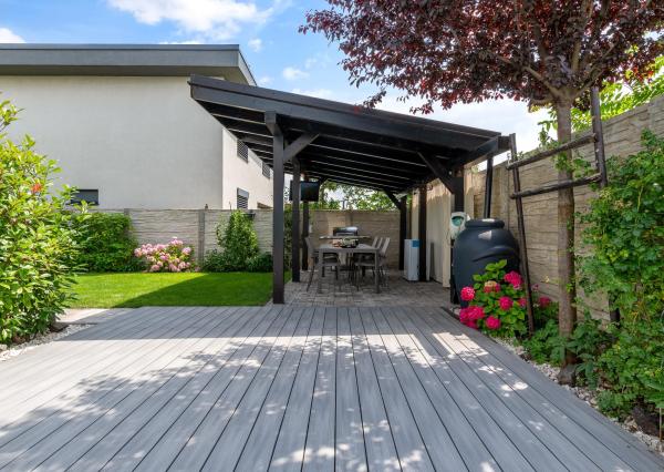 SENEC – NA PREDAJ samostatne stojací, 4-izbový RD s bazénom s plne automatickým ovládaním a tepelným čerpadlom, alarmom, kamerovým systémom, prípravou na krb.