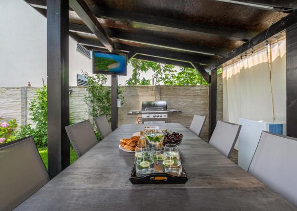 SENEC – NA PREDAJ samostatne stojací, 4-izbový RD s bazénom s plne automatickým ovládaním a tepelným čerpadlom, alarmom, kamerovým systémom, prípravou na krb.