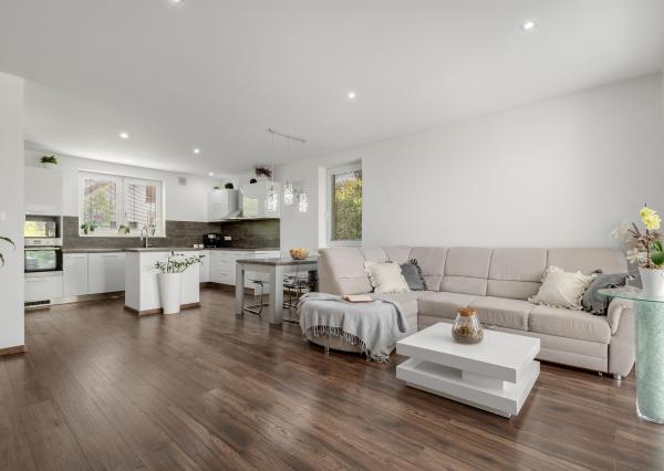 SENEC – NA PREDAJ samostatne stojací, 4-izbový RD s bazénom s plne automatickým ovládaním a tepelným čerpadlom, alarmom, kamerovým systémom, prípravou na krb.