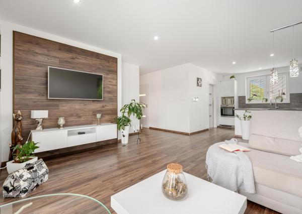 SENEC – NA PREDAJ samostatne stojací, 4-izbový RD s bazénom s plne automatickým ovládaním a tepelným čerpadlom, alarmom, kamerovým systémom, prípravou na krb.