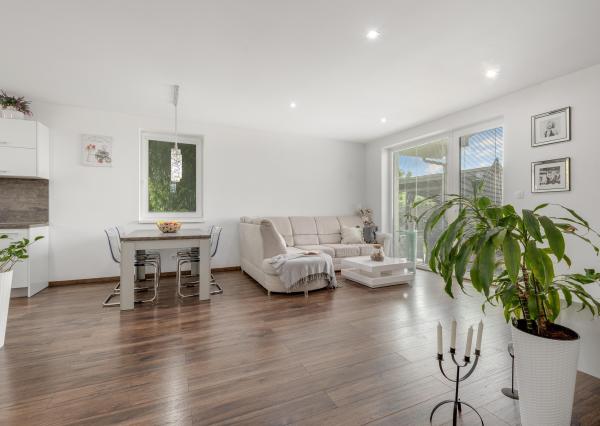 SENEC – NA PREDAJ samostatne stojací, 4-izbový RD s bazénom s plne automatickým ovládaním a tepelným čerpadlom, alarmom, kamerovým systémom, prípravou na krb.