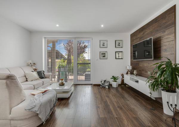 SENEC – NA PREDAJ samostatne stojací, 4-izbový RD s bazénom s plne automatickým ovládaním a tepelným čerpadlom, alarmom, kamerovým systémom, prípravou na krb.