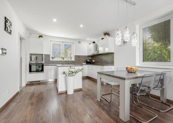 SENEC – NA PREDAJ samostatne stojací, 4-izbový RD s bazénom s plne automatickým ovládaním a tepelným čerpadlom, alarmom, kamerovým systémom, prípravou na krb.