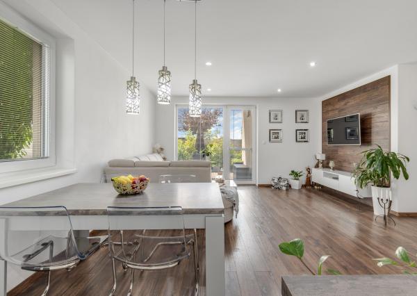 SENEC – NA PREDAJ samostatne stojací, 4-izbový RD s bazénom s plne automatickým ovládaním a tepelným čerpadlom, alarmom, kamerovým systémom, prípravou na krb.