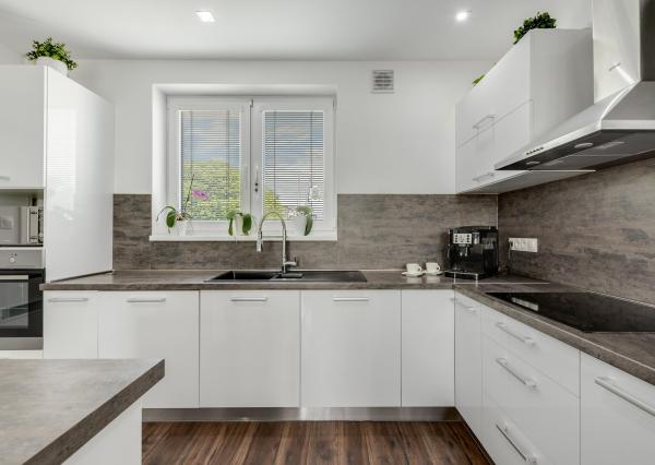 SENEC – NA PREDAJ samostatne stojací, 4-izbový RD s bazénom s plne automatickým ovládaním a tepelným čerpadlom, alarmom, kamerovým systémom, prípravou na krb.