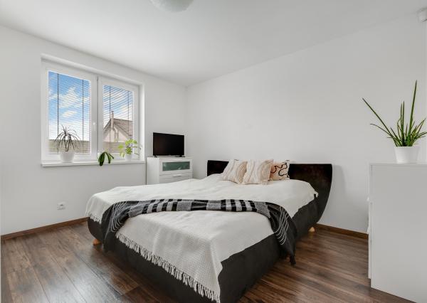 SENEC – NA PREDAJ samostatne stojací, 4-izbový RD s bazénom s plne automatickým ovládaním a tepelným čerpadlom, alarmom, kamerovým systémom, prípravou na krb.