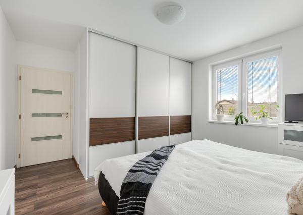 SENEC – NA PREDAJ samostatne stojací, 4-izbový RD s bazénom s plne automatickým ovládaním a tepelným čerpadlom, alarmom, kamerovým systémom, prípravou na krb.