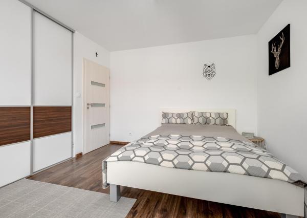 SENEC – NA PREDAJ samostatne stojací, 4-izbový RD s bazénom s plne automatickým ovládaním a tepelným čerpadlom, alarmom, kamerovým systémom, prípravou na krb.