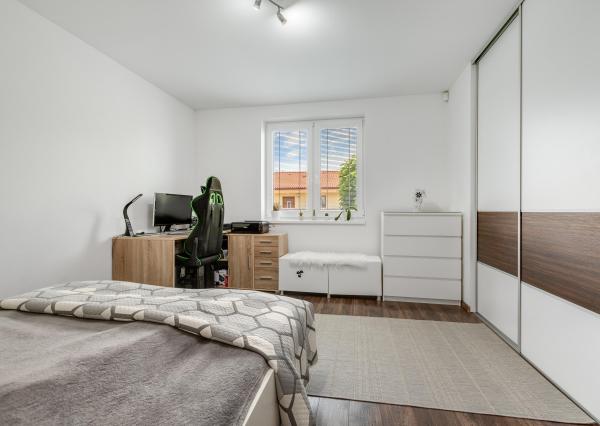 SENEC – NA PREDAJ samostatne stojací, 4-izbový RD s bazénom s plne automatickým ovládaním a tepelným čerpadlom, alarmom, kamerovým systémom, prípravou na krb.