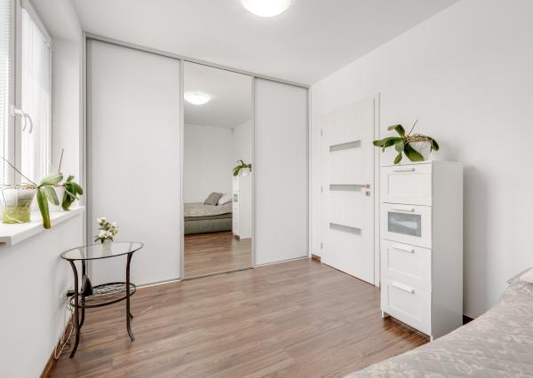 SENEC – NA PREDAJ samostatne stojací, 4-izbový RD s bazénom s plne automatickým ovládaním a tepelným čerpadlom, alarmom, kamerovým systémom, prípravou na krb.