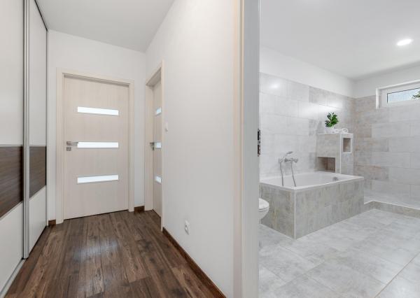 SENEC – NA PREDAJ samostatne stojací, 4-izbový RD s bazénom s plne automatickým ovládaním a tepelným čerpadlom, alarmom, kamerovým systémom, prípravou na krb.