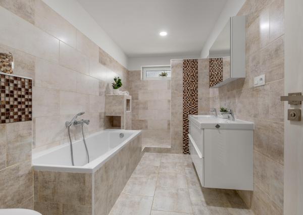 SENEC – NA PREDAJ samostatne stojací, 4-izbový RD s bazénom s plne automatickým ovládaním a tepelným čerpadlom, alarmom, kamerovým systémom, prípravou na krb.