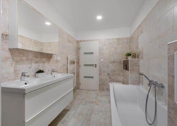 SENEC – NA PREDAJ samostatne stojací, 4-izbový RD s bazénom s plne automatickým ovládaním a tepelným čerpadlom, alarmom, kamerovým systémom, prípravou na krb.