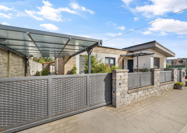 5 izbový rodinný dom Blatné na predaj, bazén, sauna, garáž, výborná dispozícia a oveľa viac