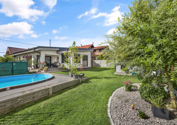 5 izbový rodinný dom Blatné na predaj, bazén, sauna, garáž, výborná dispozícia a oveľa viac