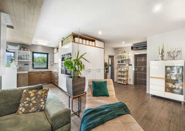 5 izbový rodinný dom Blatné na predaj, bazén, sauna, garáž, výborná dispozícia a oveľa viac