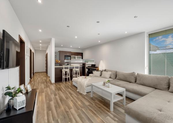 Veľký Biel, okr. Senec - NA PREDAJ 4 izbový byt so záhradou a parkovacím státím len kúsok od obľúbeného jazera