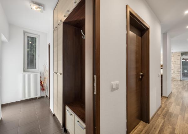 Veľký Biel, okr. Senec - NA PREDAJ 4 izbový byt so záhradou a parkovacím státím len kúsok od obľúbeného jazera