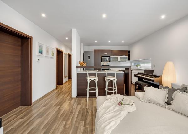 Veľký Biel, okr. Senec - NA PREDAJ 4 izbový byt so záhradou a parkovacím státím len kúsok od obľúbeného jazera