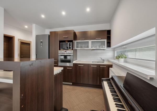 Veľký Biel, okr. Senec - NA PREDAJ 4 izbový byt so záhradou a parkovacím státím len kúsok od obľúbeného jazera