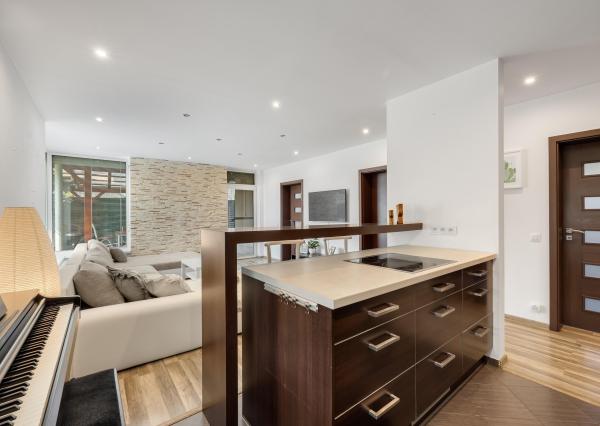 Veľký Biel, okr. Senec - NA PREDAJ 4 izbový byt so záhradou a parkovacím státím len kúsok od obľúbeného jazera