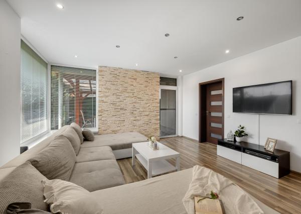 Veľký Biel, okr. Senec - NA PREDAJ 4 izbový byt so záhradou a parkovacím státím len kúsok od obľúbeného jazera