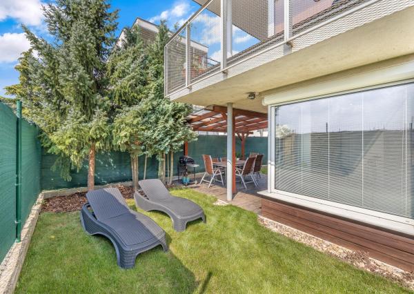 Veľký Biel, okr. Senec - NA PREDAJ 4 izbový byt so záhradou a parkovacím státím len kúsok od obľúbeného jazera