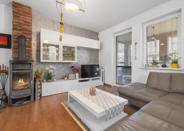 Krásny dvojgeneračný rodinný dom priamo v Senci na predaj, výborná lokalita, vhodnný aj na podnikateľské účely