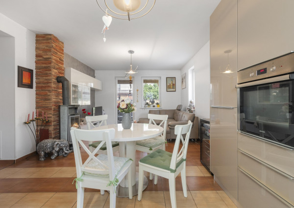 Krásny dvojgeneračný rodinný dom priamo v Senci na predaj, výborná lokalita, vhodnný aj na podnikateľské účely