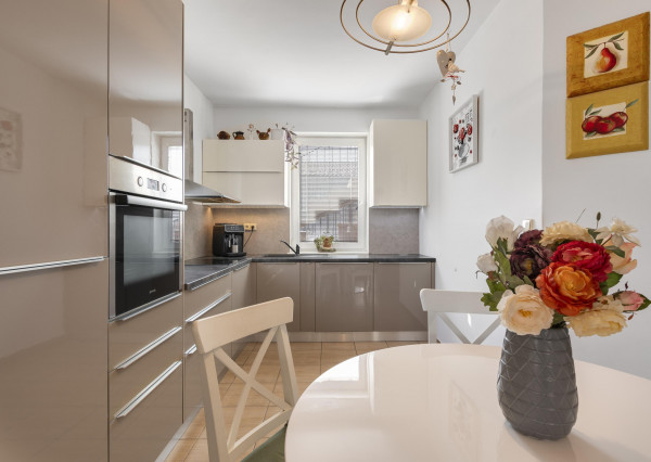 Krásny dvojgeneračný rodinný dom priamo v Senci na predaj, výborná lokalita, vhodnný aj na podnikateľské účely