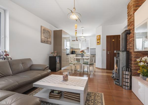 Krásny dvojgeneračný rodinný dom priamo v Senci na predaj, výborná lokalita, vhodnný aj na podnikateľské účely