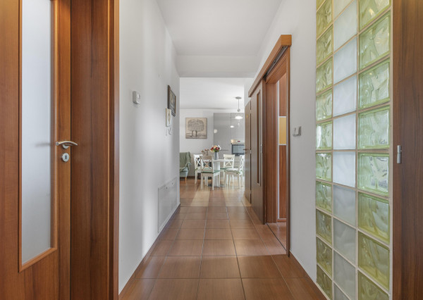 Krásny dvojgeneračný rodinný dom priamo v Senci na predaj, výborná lokalita, vhodnný aj na podnikateľské účely