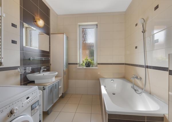 Krásny dvojgeneračný rodinný dom priamo v Senci na predaj, výborná lokalita, vhodnný aj na podnikateľské účely