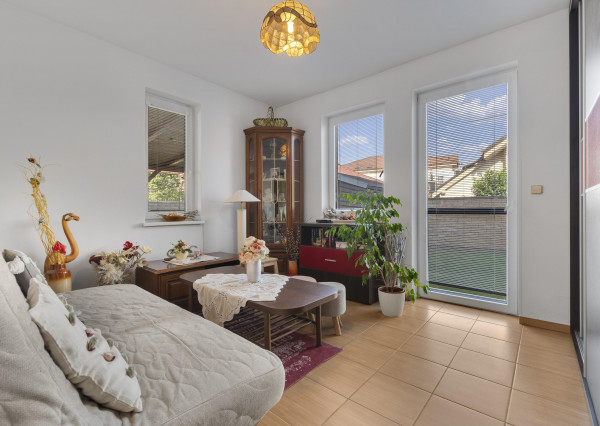 Krásny dvojgeneračný rodinný dom priamo v Senci na predaj, výborná lokalita, vhodnný aj na podnikateľské účely