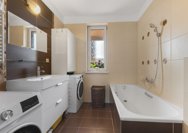 Krásny dvojgeneračný rodinný dom priamo v Senci na predaj, výborná lokalita, vhodnný aj na podnikateľské účely