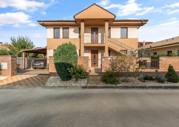 Krásny dvojgeneračný rodinný dom priamo v Senci na predaj, výborná lokalita, vhodnný aj na podnikateľské účely