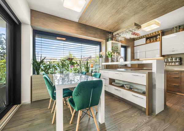 5 izbový rodinný dom Blatné na predaj, bazén, sauna, garáž, výborná dispozícia a oveľa viac